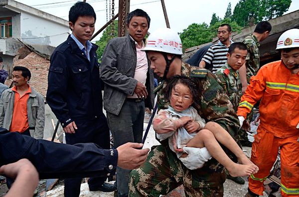 china-earthquake-sichuan-2013-rescued-child_66520_600x450